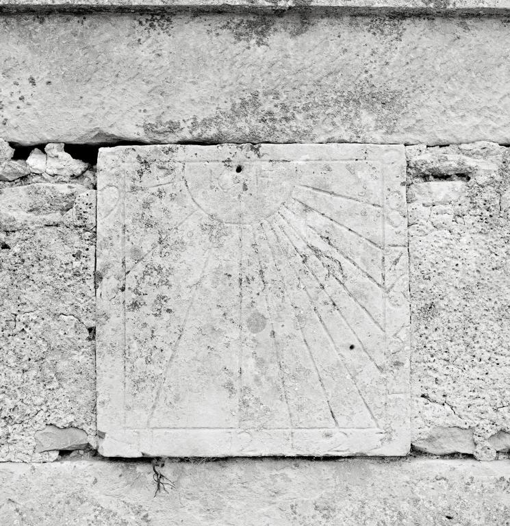 Elévation extérieure ouest, cadran solaire daté 1615.