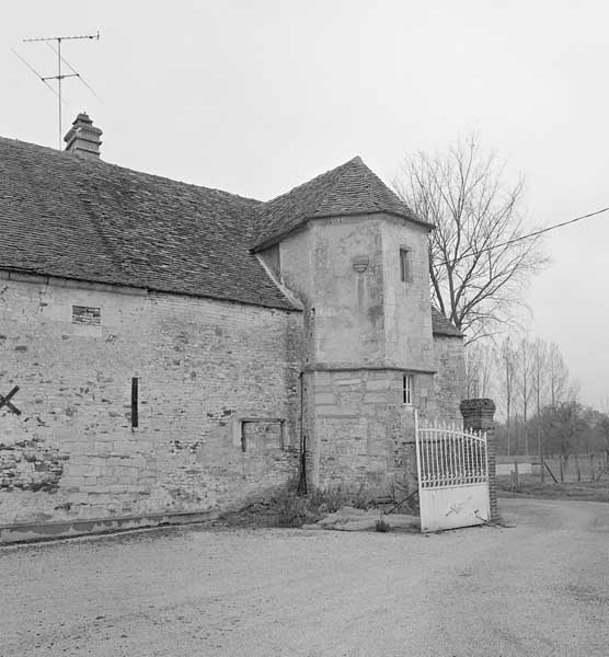 Mandeville. Manoir. Logis, escalier hors oeuvre. ; Merri, Mandeville : Manoir, logis, escalier hors-oeuvre.