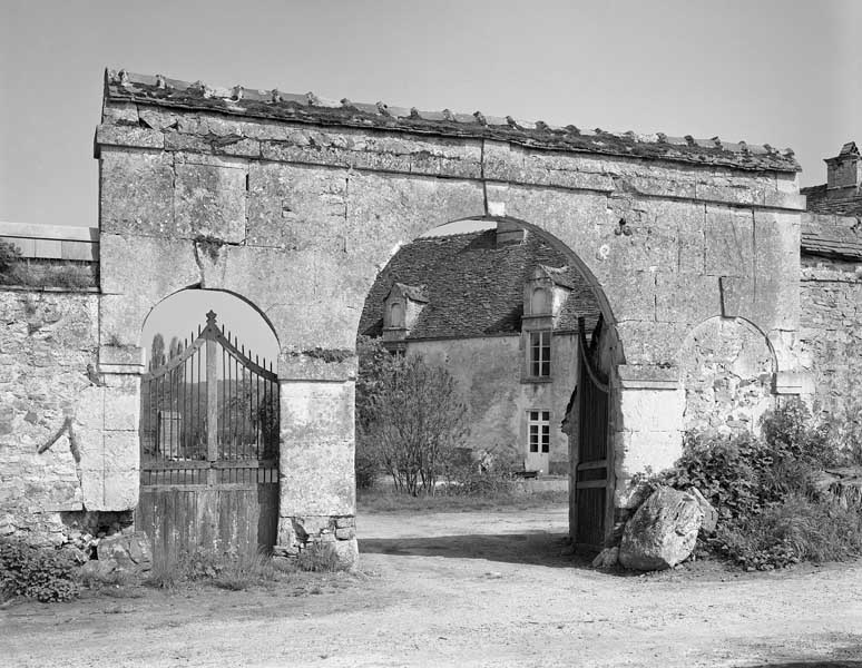 Brieux, le Logis. Manoir, portail, élévation sud. ; Brieux, Le logis, manoir : portail.