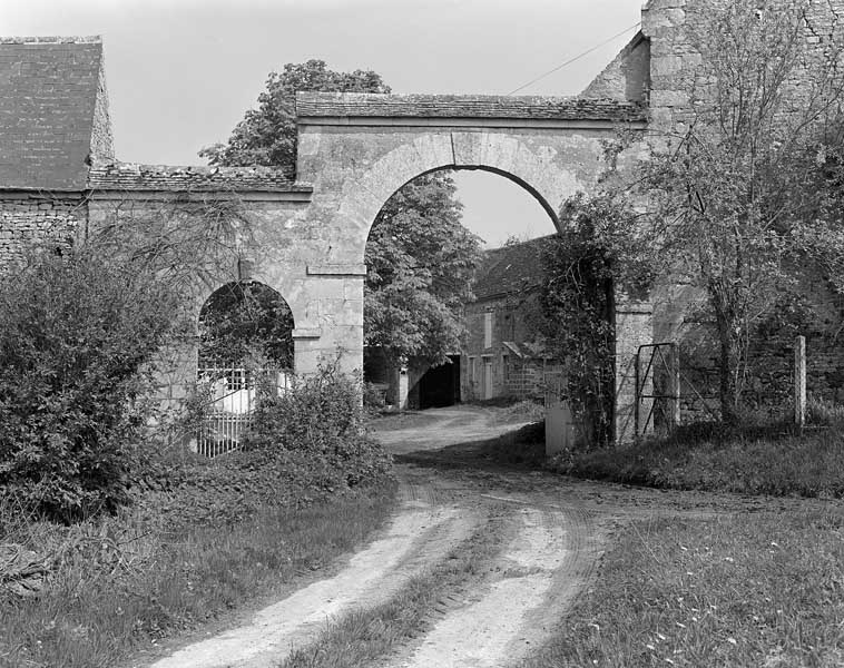 Jumièges. Prieuré, manoir de Bénédictins. Portail. ; Portail.