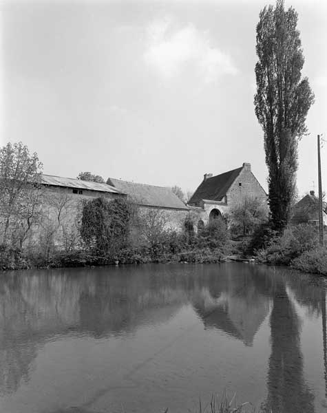 Vue d'ensemble du sud-ouest. ; Coulonces, Jumièges : prieuré, manoir de Bénédictins.