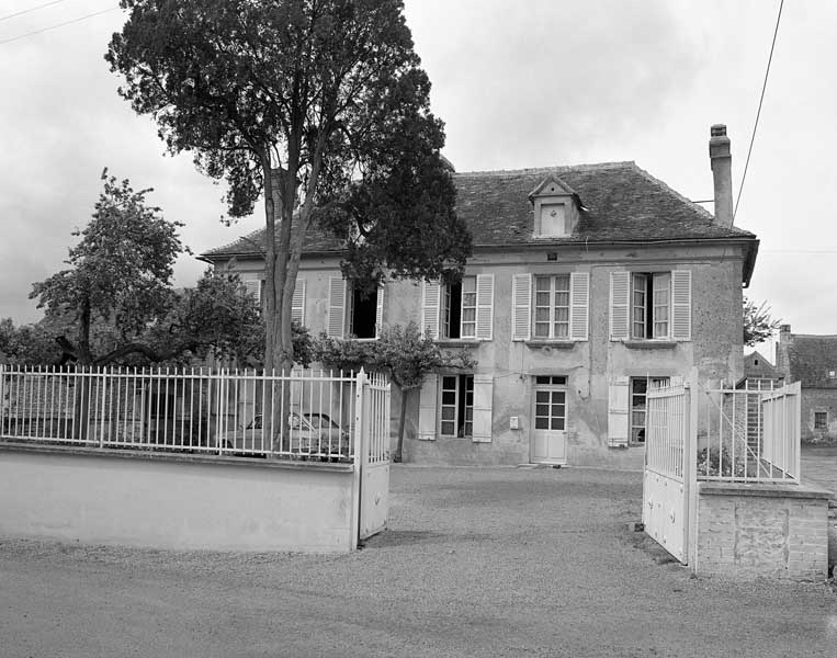 Presbytère. Vue d'ensemble. ; Vue d'ensemble. ; Louvières-en-Auge. Presbytère. Vue d'ensemble.