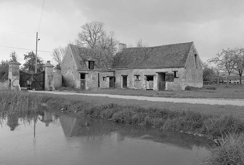 Le Bas de la rue, ferme : étable et four à pain.