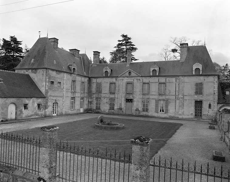 Raveton. Château. Logis. Elévations extérieures ouest et nord sur cour. ; Logis. Elévations extérieures ouest et nord sur cour. ; Montabard, Raveton : château, logis.