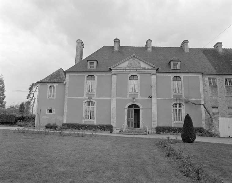 La Touche. Manoir. Logis, élévation extérieure est sur cour. ; Logis, élévation extérieure est sur cour.