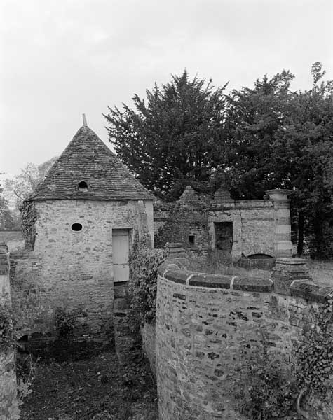 Saut de loup, pavillon et puits.