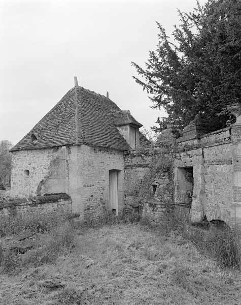 Pavillon et puits. ; Le Londel. Manoir. Pavillon et puits.