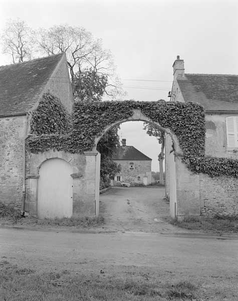 Portail, élévation extérieure est.