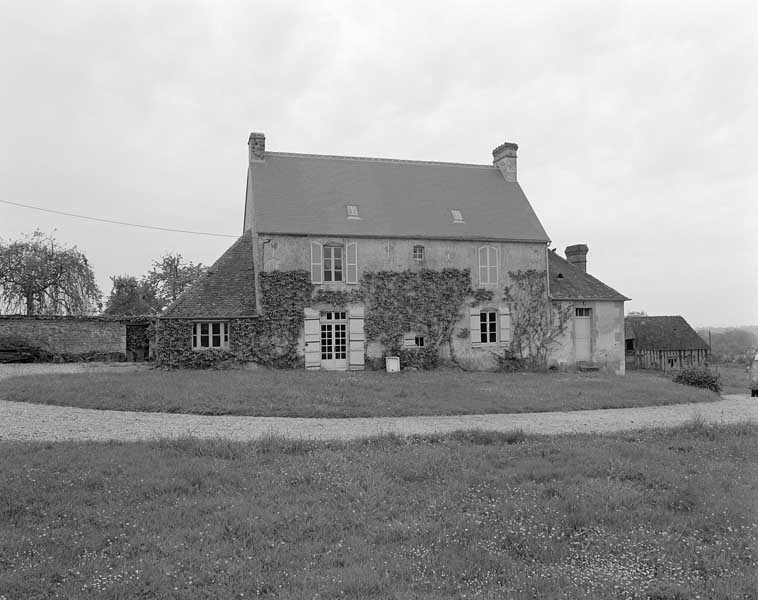 La Cambe. Presbytère. Logis, élévation extérieure est sur cour. ; Logis, élévation extérieure est sur cour. ; Montreuil-la-Cambe. La Cambe. Presbytère. Logis, élévation extérieure est sur cour.