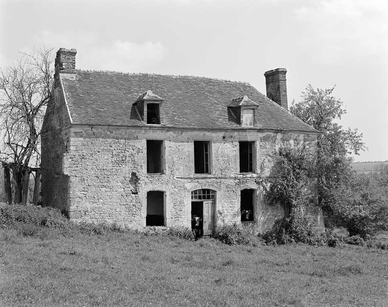 La Panthelière. Ferme. Logis, élévation extérieure est sur cour. ; Logis, élévation extérieure est sur cour. ; La Panthelière. Ferme. Logis, élévation extérieure est sur cour.