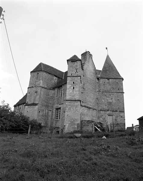Logis : élévation extérieure nord sur fossé. ; Coudehard, Boisjos : manoir, logis. ; Coudehard. Boisjos. Château fort ; château. Logis.