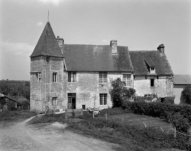 Coudehard. Boisjos. Château fort. ; Boisjos. Château fort. Logis, élévation extérieure sud sur cour. ; Logis, élévation extérieure sud sur cour.