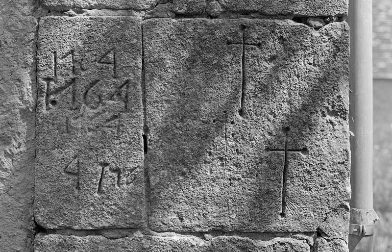 Elévation extérieure ouest, contrefort droit, graffiti.