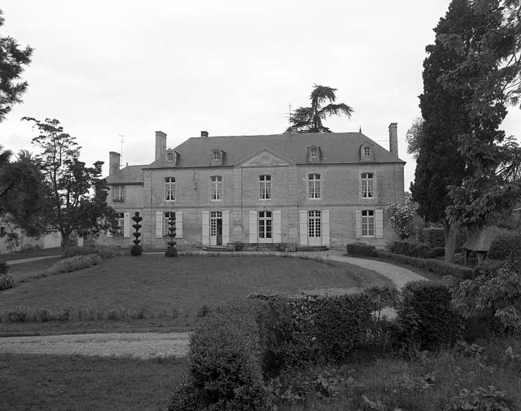 Bailleul. Château. ; Château fort ; château. Logis, élévation extérieure est sur cour. ; Logis, élévation extérieure est sur cour.