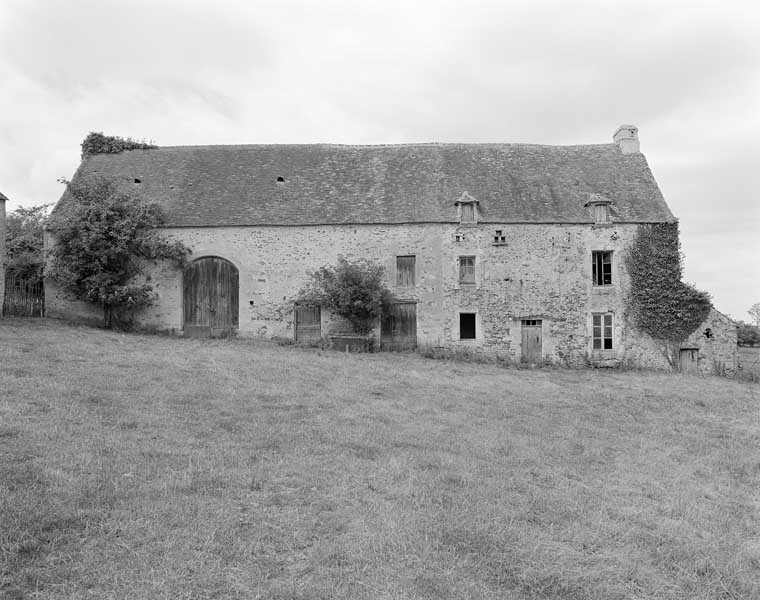 Grange et logis, élévation extérieure est sur cour.