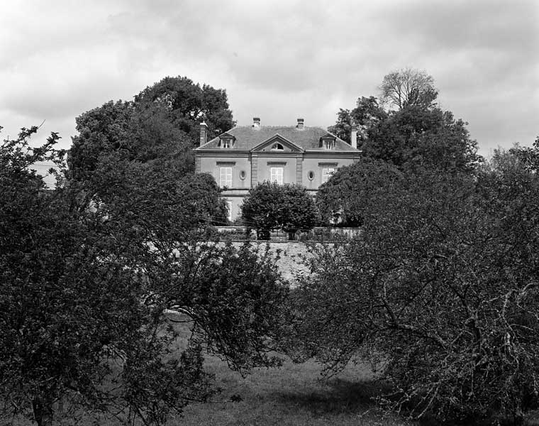 Maison. Elévation extérieure sud sur jardin. ; Elévation extérieure sud sur jardin. ; Maison. Elévation extérieure sud sur jardin.