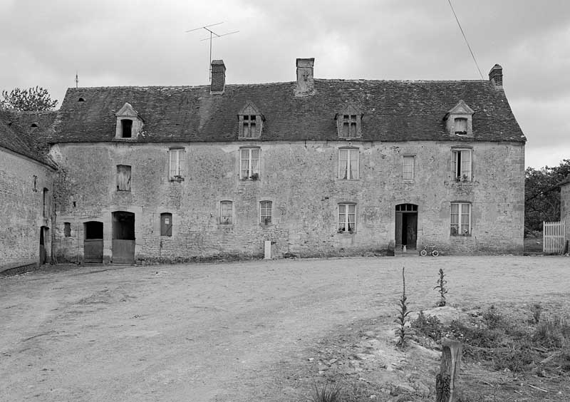 Logis, élévation extérieure ouest sur cour. ; Tournai-sur-Dive, la Chapelle Saint-Benoît : prieuré de bénédictins Saint-Pater.
