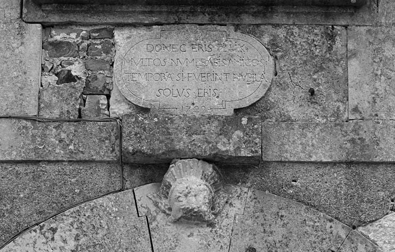 Logis, élévation extérieure sud, porte, inscription.
