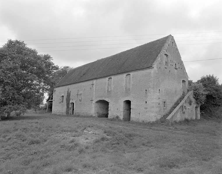 Grange et charretterie, vue du sud ouest. ; Le Douit Bourget. Ferme de la Cour Perrière. Grange et charretterie, vue du sud ouest.