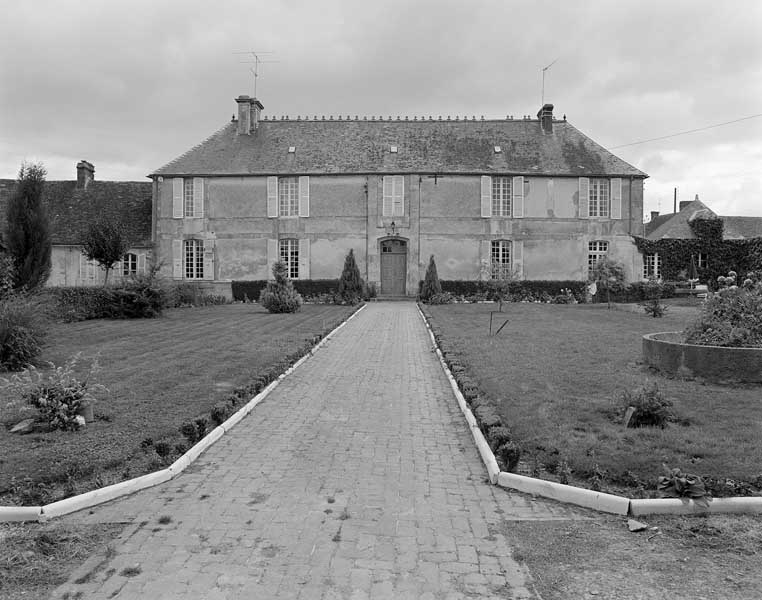 Château. Logis, élévation extérieure ouest sur cour. ; Logis, élévation extérieure ouest sur cour. ; Ommoy. Château. Logis.