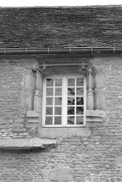 Manoir de Magny : grange (ancien logis) : baie.