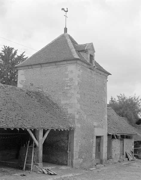 Ferme, colombier vu de la cour de la ferme.
