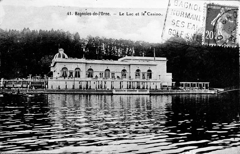 41. Bagnoles de l'Orne. Le lac et le casino.- Carte postale, début du 20e siècle.