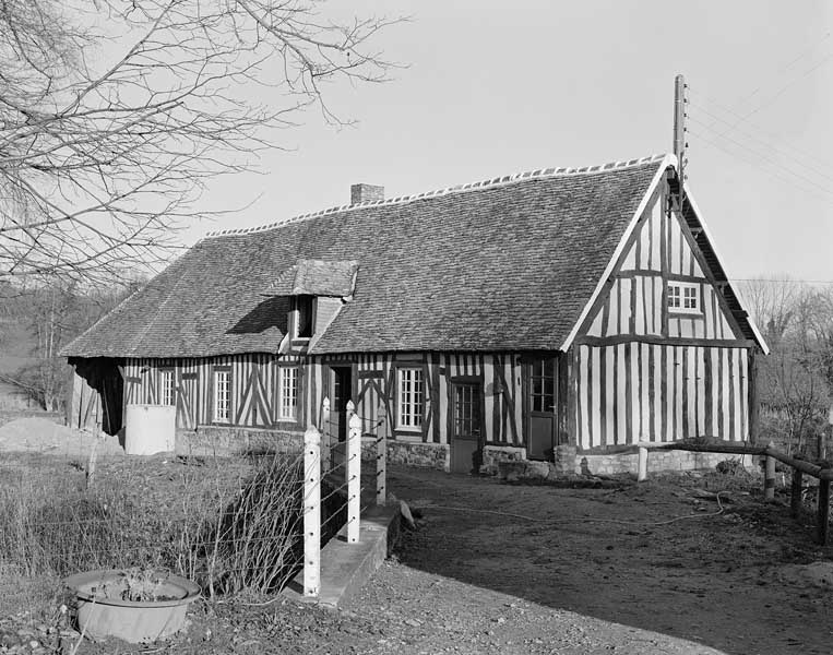 Glatigny. Château fort. Basse cour. Logis, élévation extérieure sud. ; Basse cour. Logis, élévation extérieure sud.