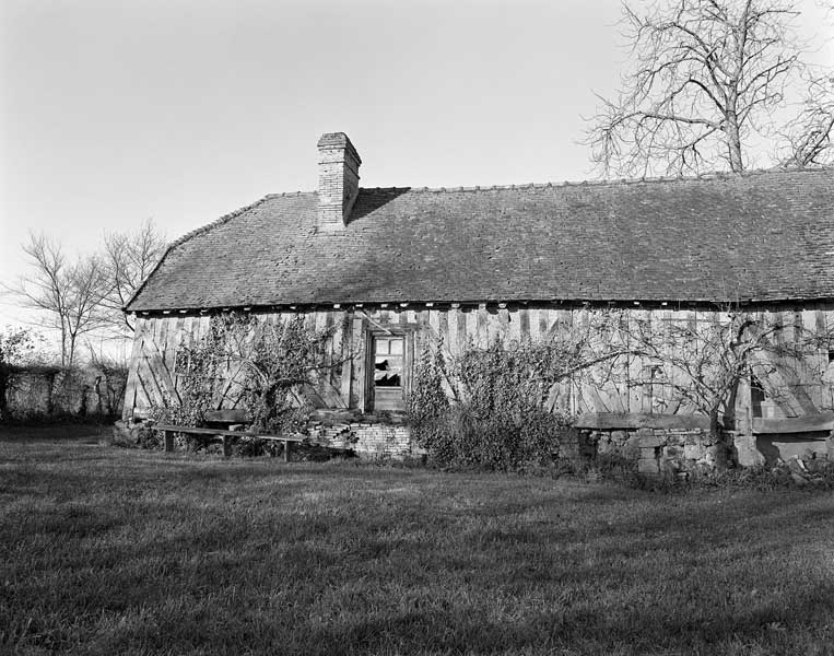 Four à pain, élévation extérieure est sur jardin.