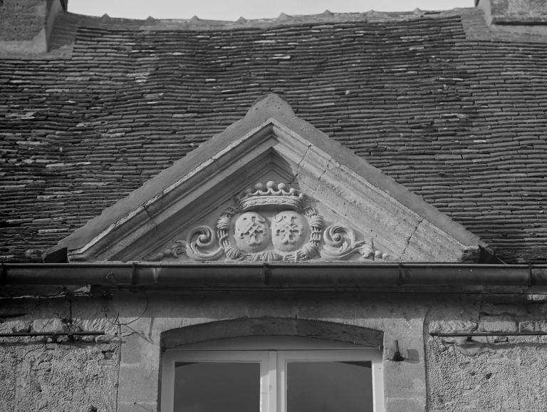 Logis, élévation extérieure est, détail du fronton.