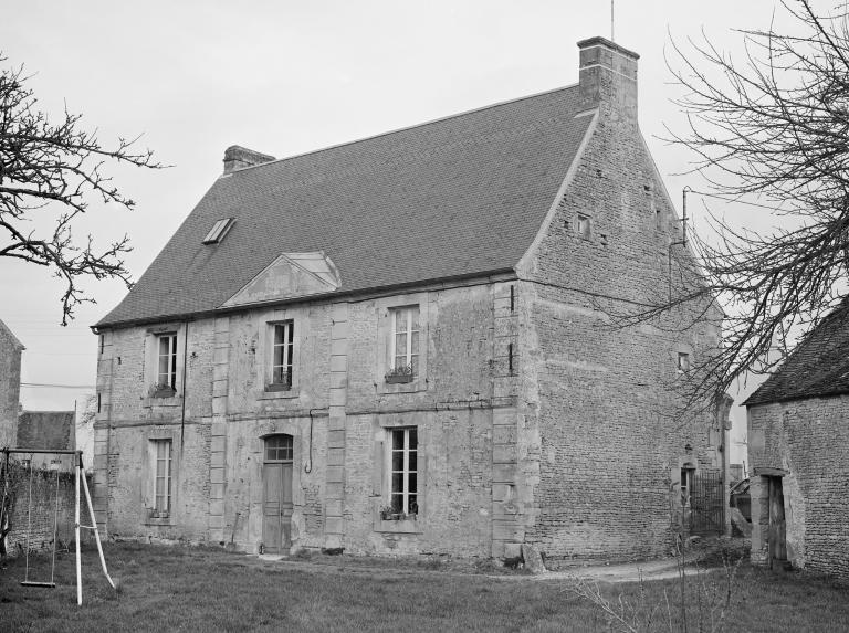 Presbytère, élévation sud sur cour. ; Elévation extérieure sud sur cour.