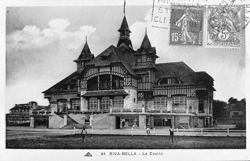 '44. Riva-Bella - Le Casino. [2ème casino dit le Casino Municipal, vue d''ensemble prise du nord depuis la plage].- Carte postale, CAD éd., n.d., entre 1931 et 1940, n. et b., 17,7 x 8,8 cm. (Collection particulière, Ouistreham).'