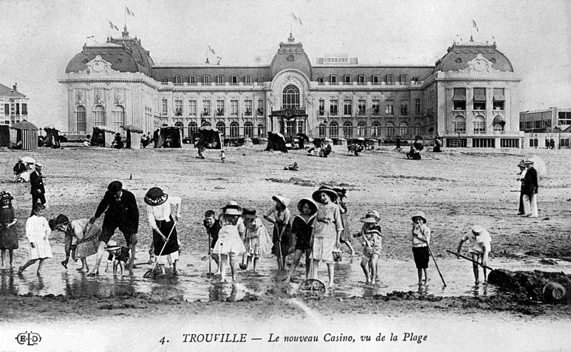 '4. Trouville - Le nouveau Casino, vu de la plage. Vue d''ensemble prise du nord-ouest.- Carte postale, E.L.D. éd., n.d., vers 1920, n. et b., 17,7 x 8,8 cm. (Collection particulière, Trouville-sur-Mer).'