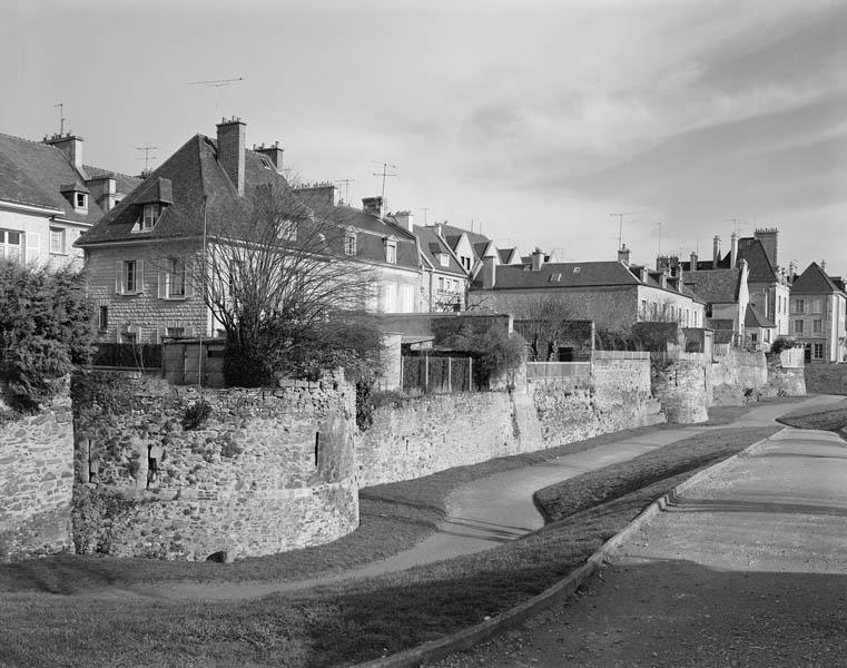 Front sud-est de l'enceinte de tour n°7 à la tour n°9 ; en contrebas, le lit du Marescot, comblé, a été aménagé en promenade.