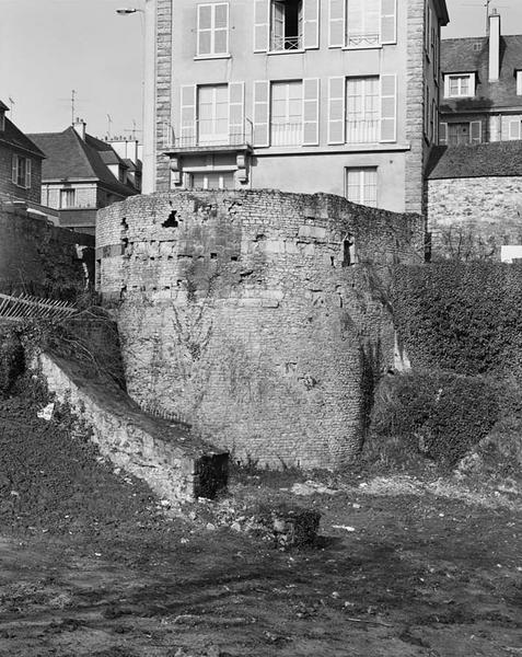 Front sud-est de l'enceinte, vestiges de la porte Marescot.