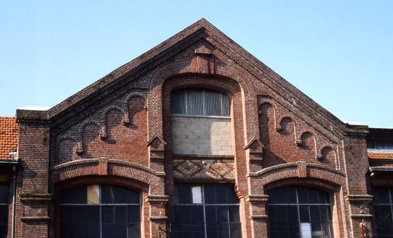 Elévation antérieure, travée centrale, détail : fronton.