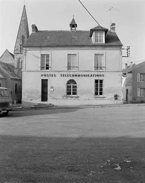 Ecole. Elévation extérieure est. ; Elévation extérieure est.
