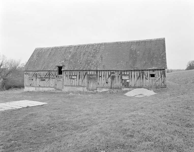Etables. Elévation extérieure sud au Fouquerand. ; Saint-Gervais-des-Sablons, Le  Fouquerand : étables.