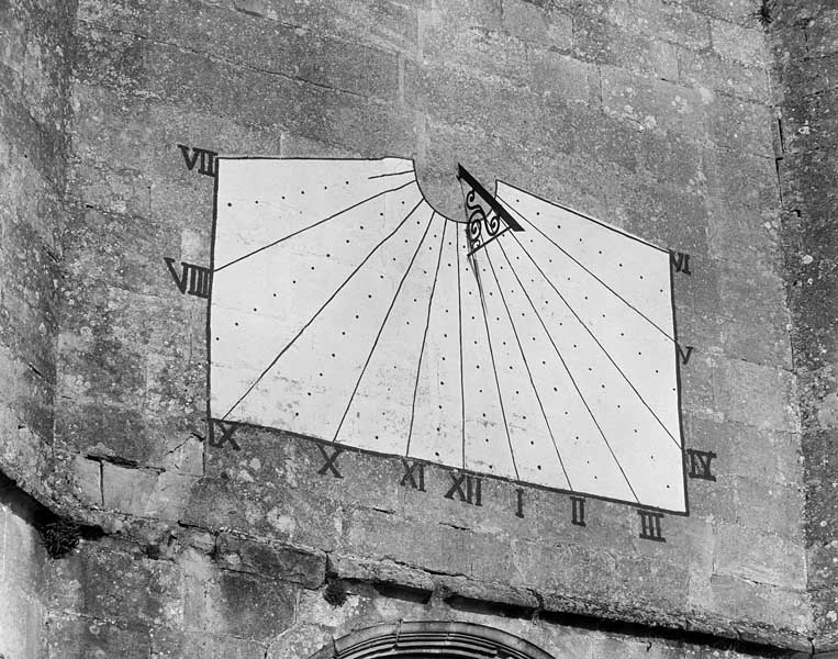Tour, élévation extérieure sud, cadran solaire.