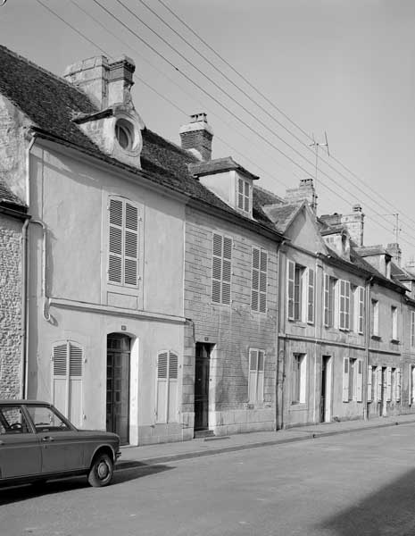 Ancien hôtel, élévation extérieure est sur rue.