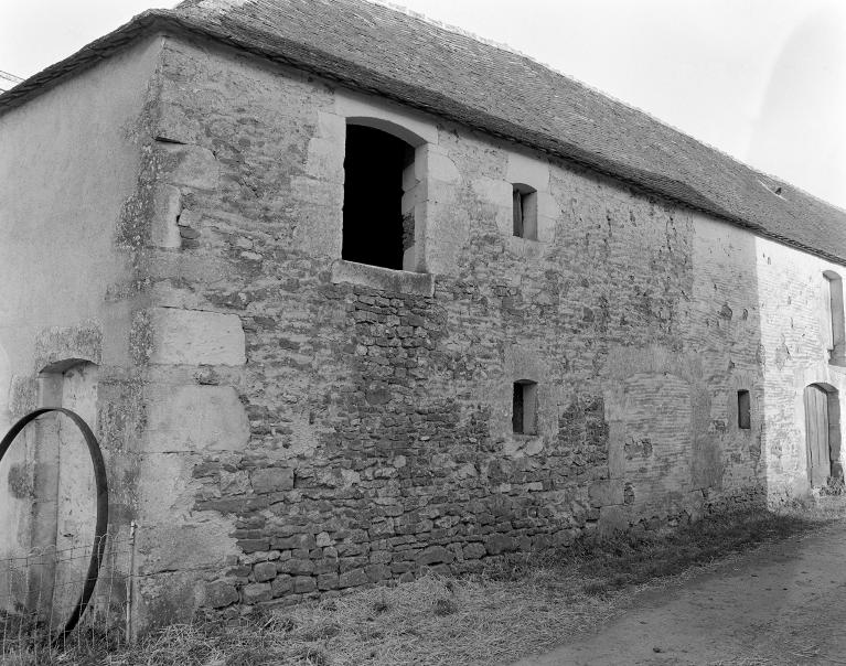 Dépendances, élévation extérieure est sur rue. Etables et fenil.