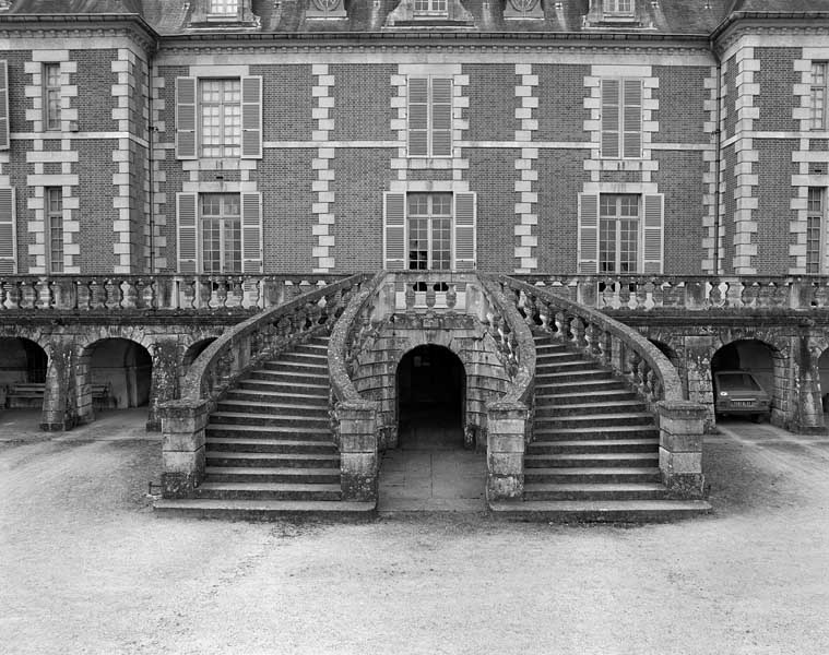 Logis, élévation extérieure est, escalier en fer à cheval.