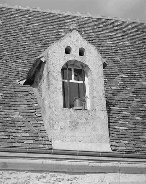 Logis, lucarne droite.