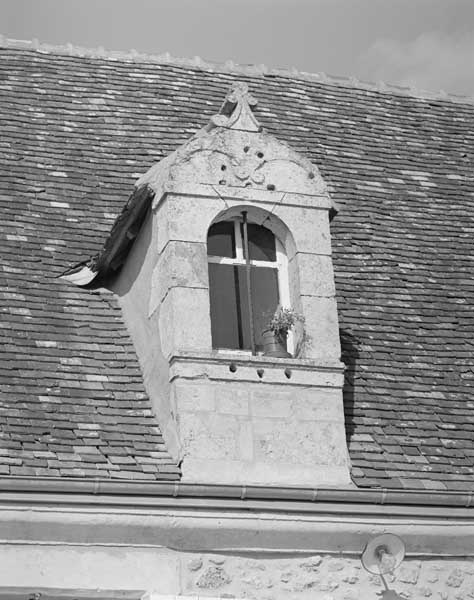 Logis, lucarne gauche.