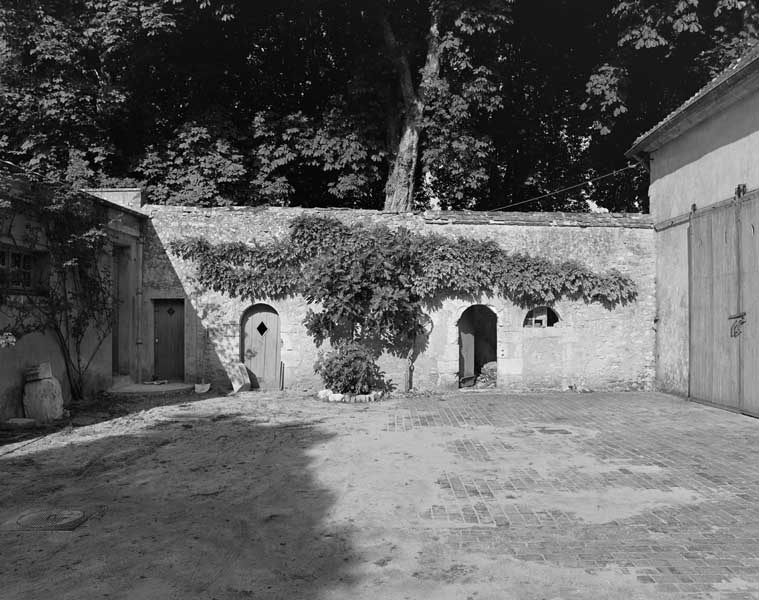 Communs, mur de clôture est.