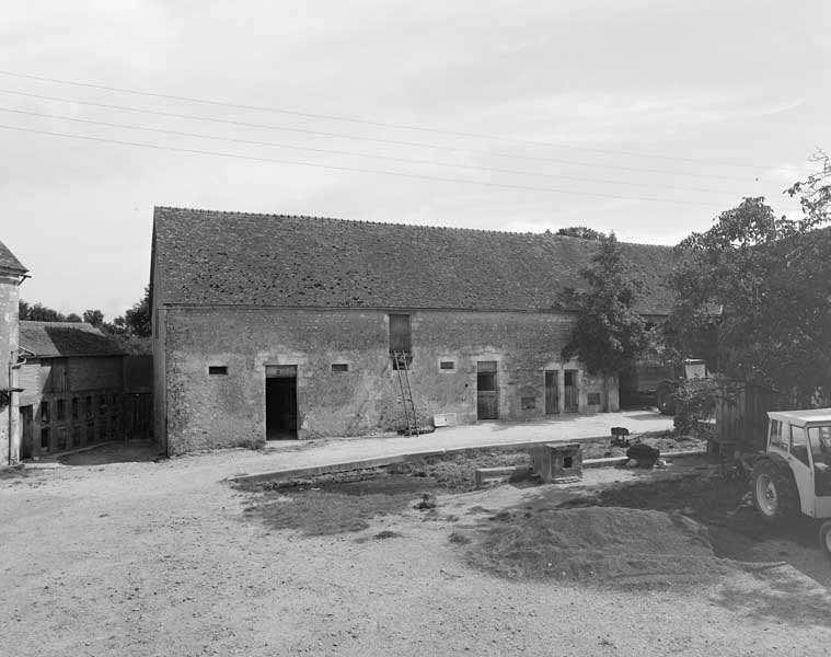 Etables, élévation extérieure sud sur cour.