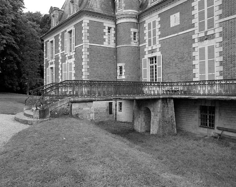 Logis, élévation extérieure ouest sur jardin, pont sur la douve.