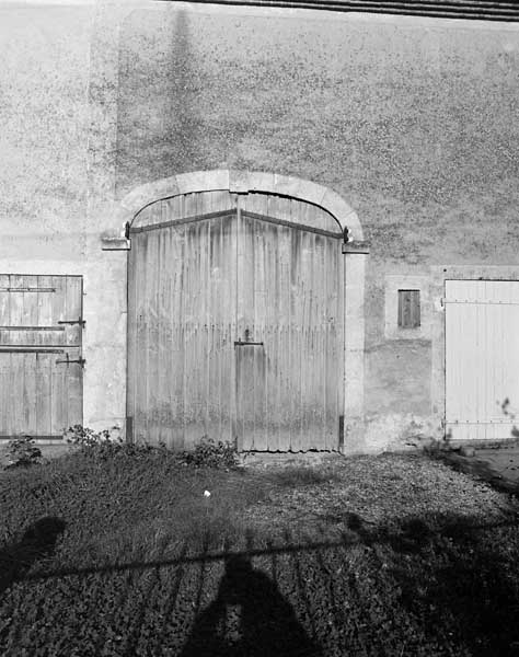 Auberge. Détail d'architecture : porte de charretterie, datée 1892.