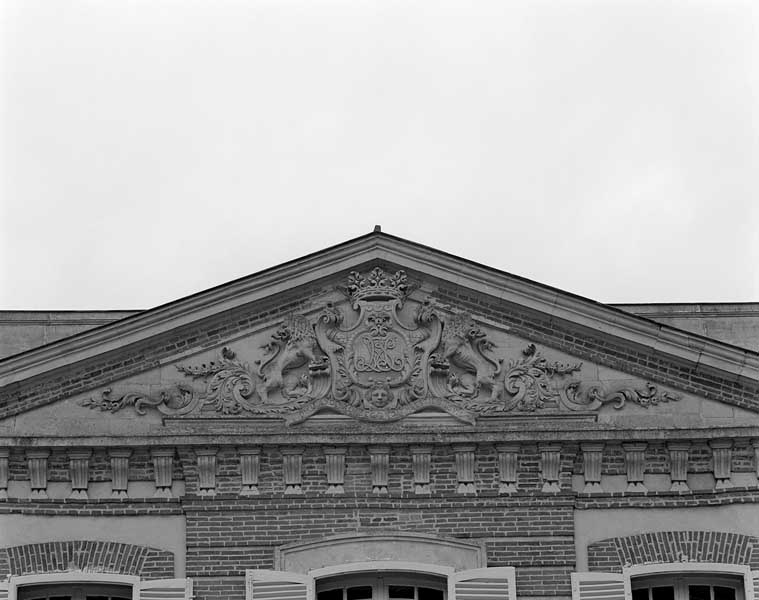 Logis, élévation extérieure nord, fronton.