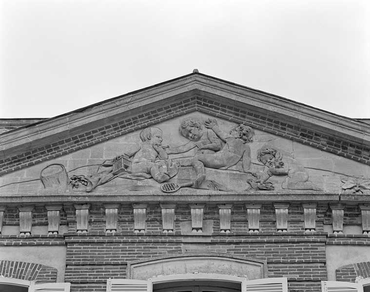 Logis, élévation extérieure sud, fronton.